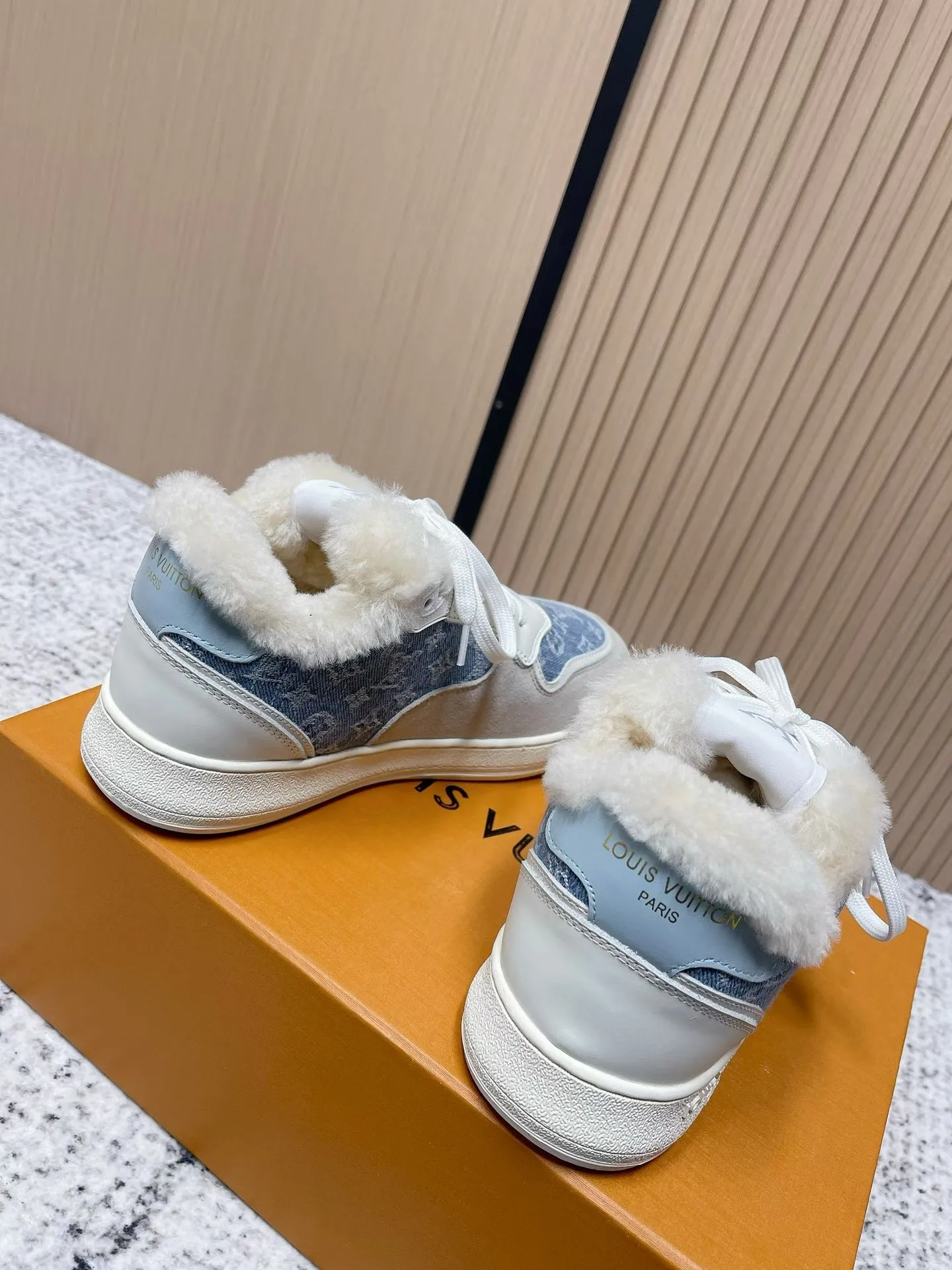 Men's shoes pP700! Top version Louis Vuiton Louis Vuitton sneakers casual shoes wool style‼ ️ LV Trainer sneakers are a classic idea inspired by retro basketball shoes by designer Virgil Abloh. This time, they are spliced ​​with smooth cow leather and Monogram embossed grained cow leather, and are embellished with Monogram flowers on the rubber outsole, reflecting a striking jump in one color! Fabric: Original imported first-layer cowhide Lining: Warm wool lining Bottom thickness: about 3cm Size: 35-41